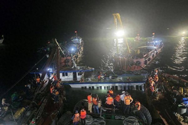 中国十大配资app 越南游船倾覆事故官方通报：游船实载49人 确认35人死亡4人失踪