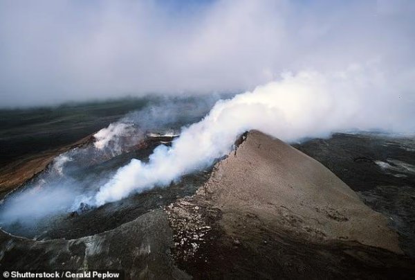 炒股配资之家 美国多座火山突然活跃，熔岩流动视频曝光，专家高度警惕